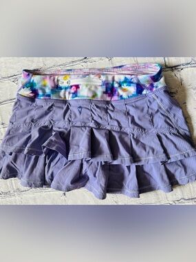 IVIVVA by  LULULEMON girls size 8 skirt